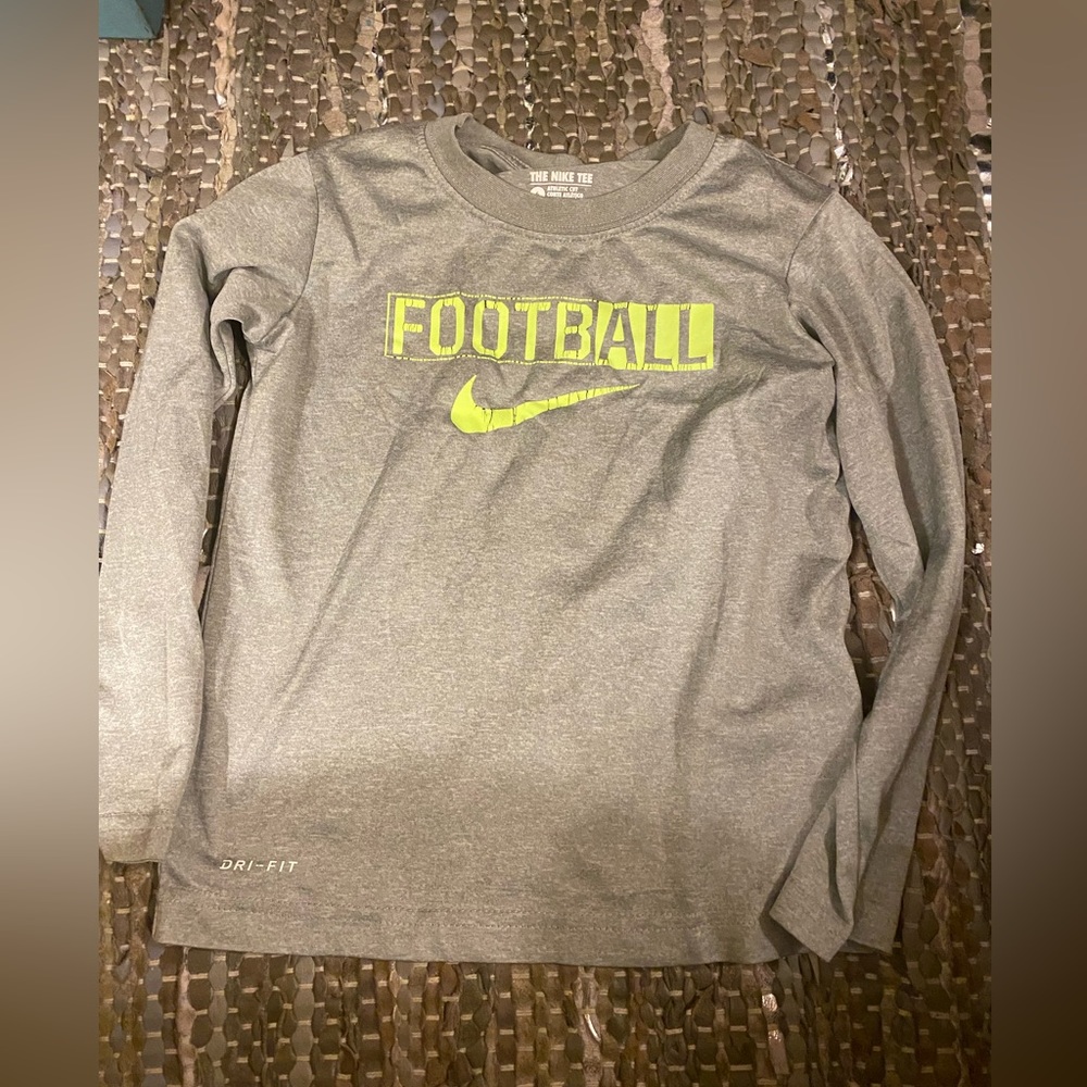 5/20🌻 Boys Nike Football T-Shirt